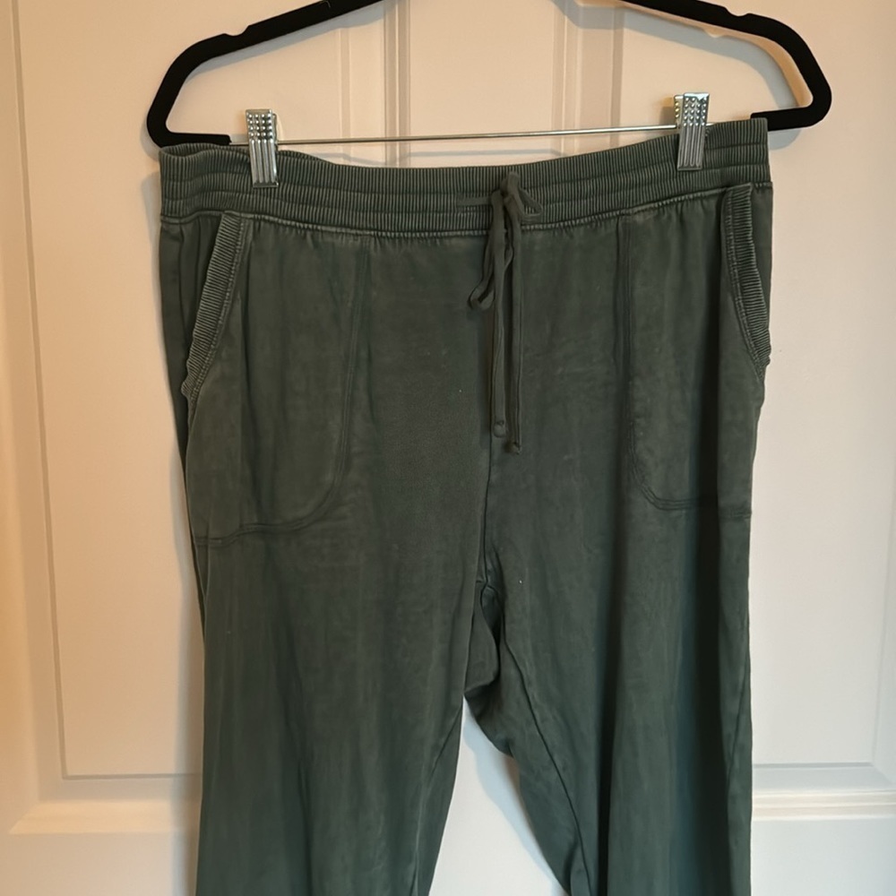 Dark green gap loose fitting jogger, size medium - Picture 2 of 3